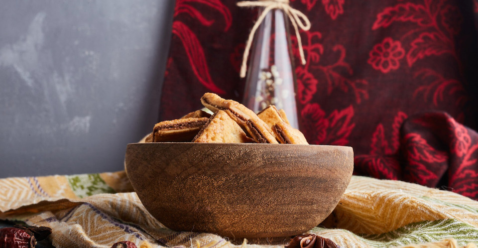 Hand Carved Wooden Serving Bowls: The Perfect Eco-Friendly Family Set